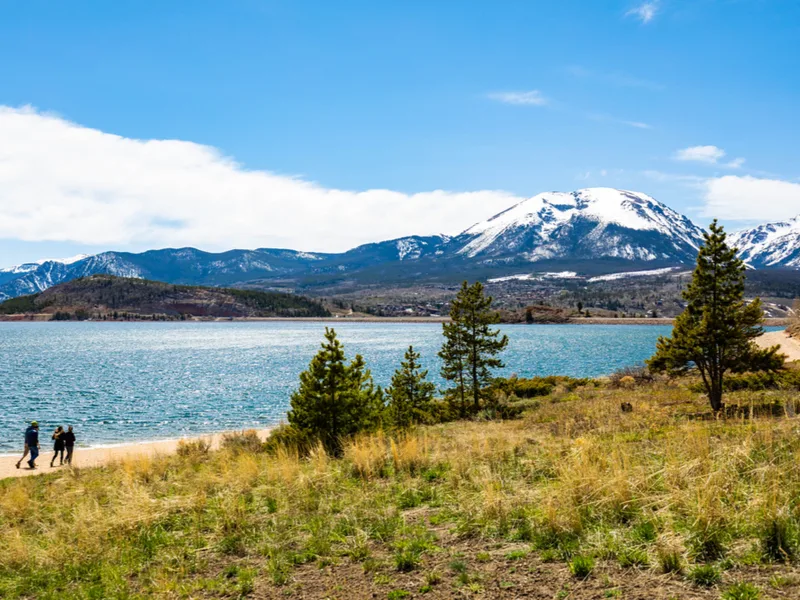 Dillon lake reservoir at the Rocky Mountain National Park, one of the best places to visit in Colorado