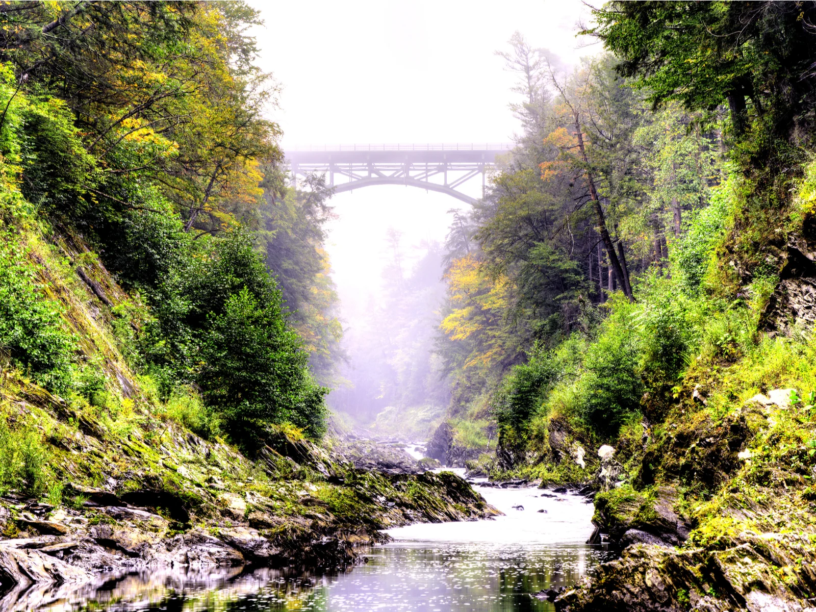 Span bridge in the Quechee State Park, one of the best places to visit in Vermont