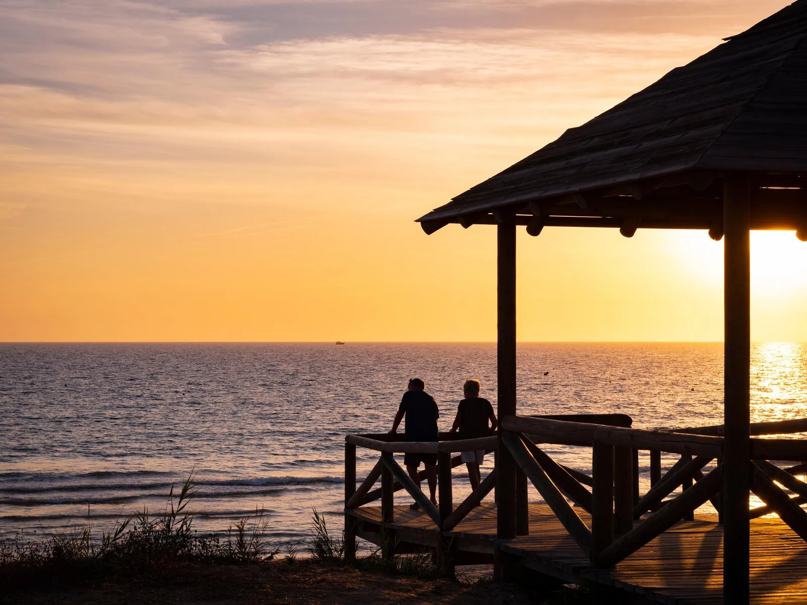 Things to do in the best beaches in Costa Rica, a couple watching the lovely sunset and the calm waters of Costa Ballena 